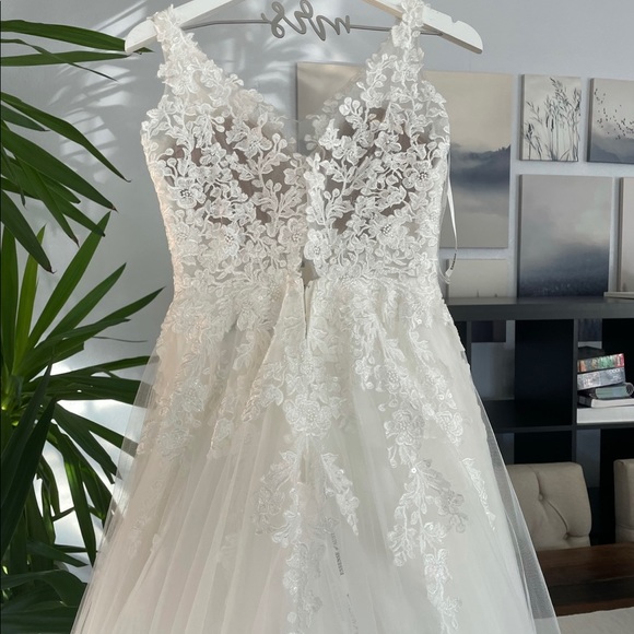 Essence of Australia A line wedding drss sz 4, includes long veil&removable belt - Picture 9 of 11